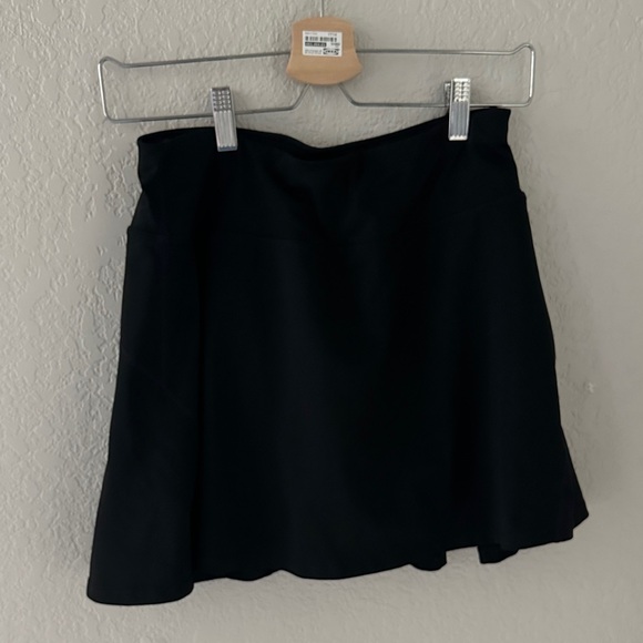 Dresses & Skirts - Women's Black Athletic Skirt Size L